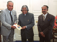 President of India Prof APJ Abdul Kalam receives the first 
copy of the English book on Rajani Raja Temple