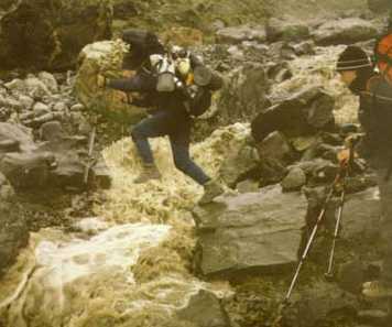 Cruzando un arroyo 
para llegar a 
Piedra Grande