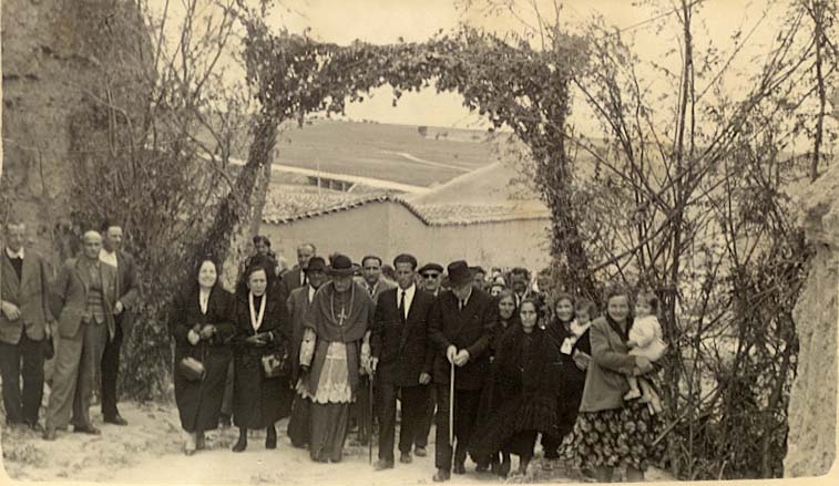 Visita del Obispo: Subiendo por la calle del ro.