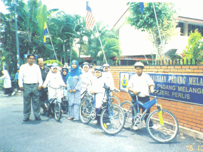 Students of SK Padang Melangit wearing helmets even a year after the helmet program.