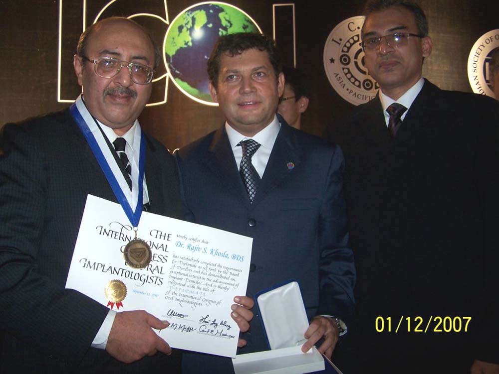 Dr. Rajiv Khosla receiving the ICOI Diplomateship Award from Dr. Marius Steigman