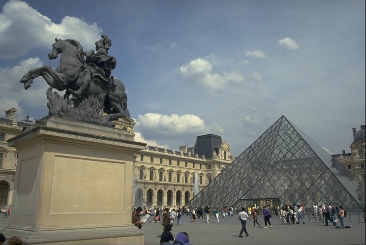 Louvre1.jpg (69385 bytes)