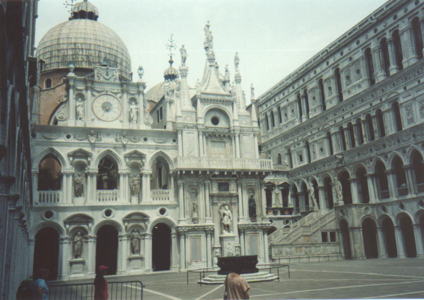 Patio interior del Palazzo Ducale (Venecia, Italia)