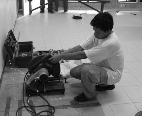 The hall was turned into an instant workshop: various tools and equipment were brought in for easy construction.