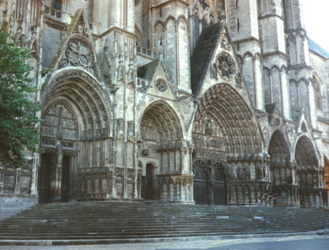 bourges.jpg (76258 byte)