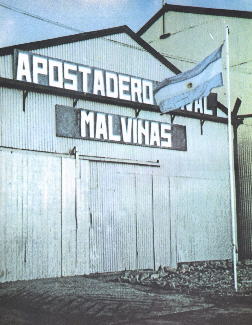 Foto del Apostadero Naval Malvinas durante la guerra de 1982 (Puerto Argentino - Isla Soledad) - Fuente: Chacho Rodríguez Muñoz