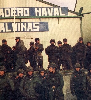 Foto de soldados argentinos en el Apostadero Naval Malvinas - Fuente: Gente