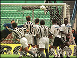 Bebeto, de falta, faz o 1 gol do Botafogo.