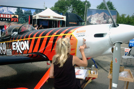 Teresa Stokes paints the Tiger