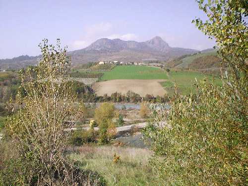 La Pietra Parcellara sullo sfondo