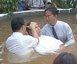 Antoon Sisal baptizing a believer