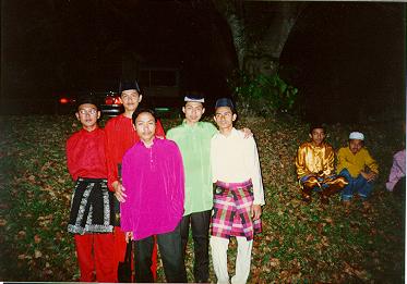 Semua Pakai Baju Melayu...cucu Hang Tuah lah katakan