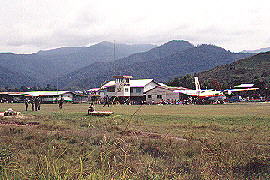 Grass runway at Bario (5.97KB)