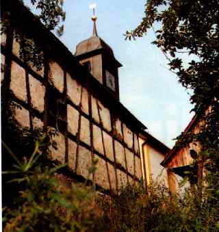 Bei der Kirche in Hirschbach