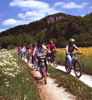 Radfahren unterhalb der Mittelbergwand