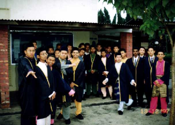 graduasi.JPG (218180 bytes)