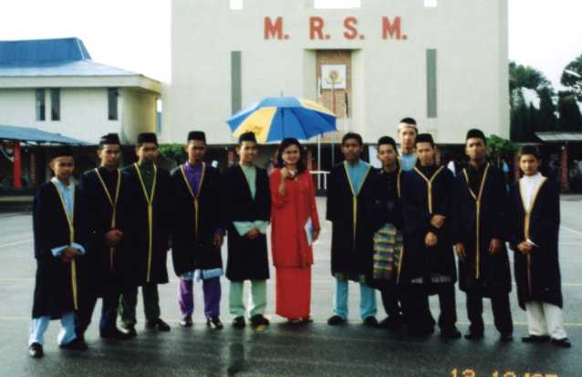 graduasi3.JPG (93537 bytes)