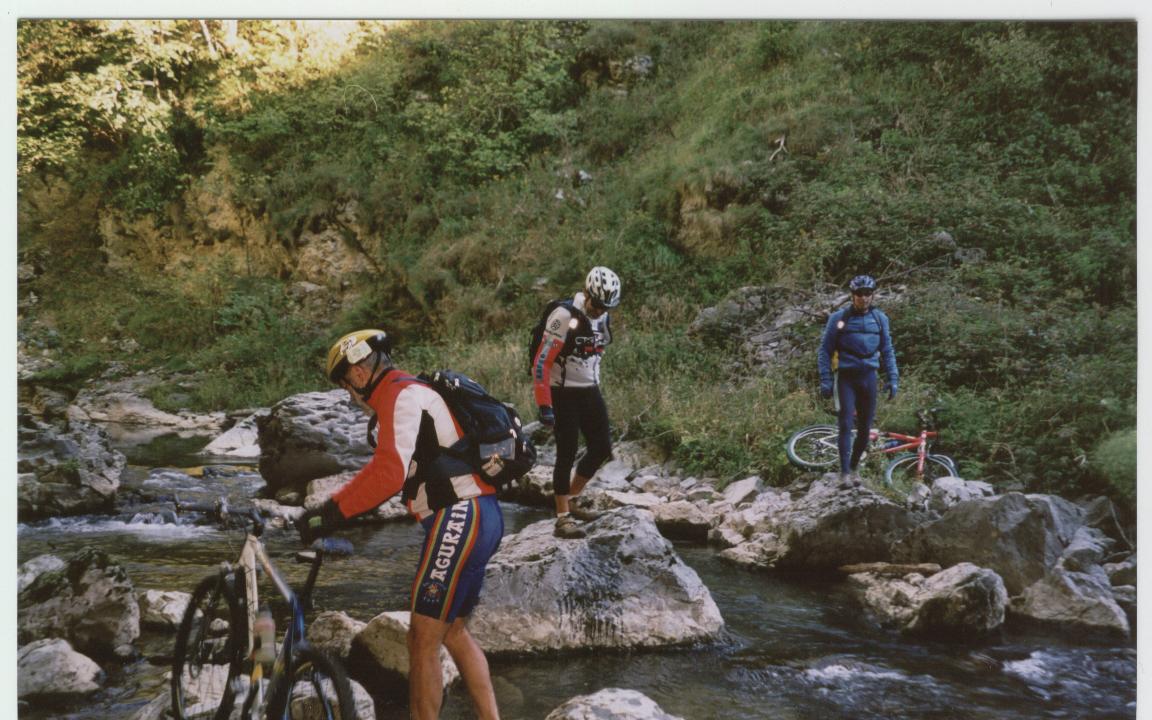 Foto de Ander Diez en el Bosque de Irati, con Txusmari y Gaspar (2004)