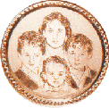 Moneda de oro. 18 K. Familia.