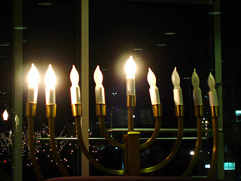 hanukkah.jpg(31878 bytes)