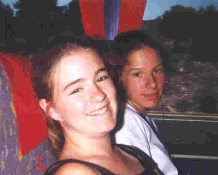 lise et Nomie dans l'autobus 30/06/99