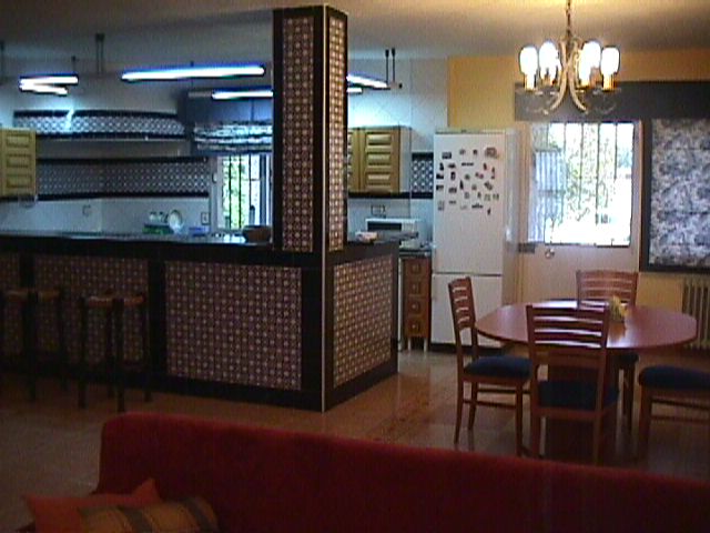 La cocina y la mesa comedor