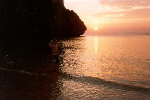 Martin til venstre og solnedgangen til hoeyre paa Railay Beach!