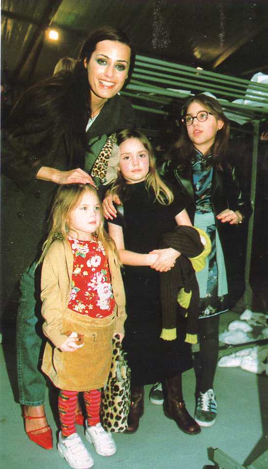 Yasmin with Kids catched in a store