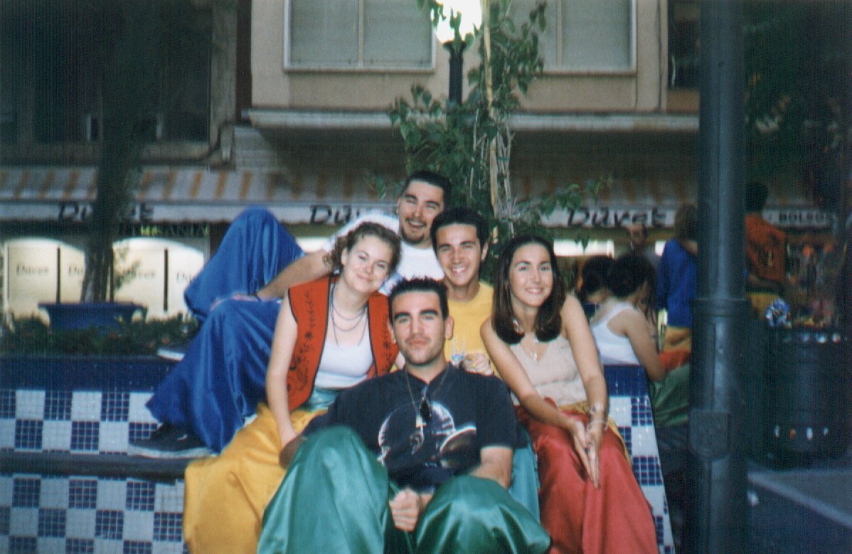 MOROS'98 El de arriba es Andrs, luego de izquierda a derecha estn Ana (mi novia), Luis (lo conozco desde que nac), Ana (amiga de mi novia y ahora amiga de todos), y en el centro est el Moya (Ral Moya, para ser exactos, un tio que te cagas)