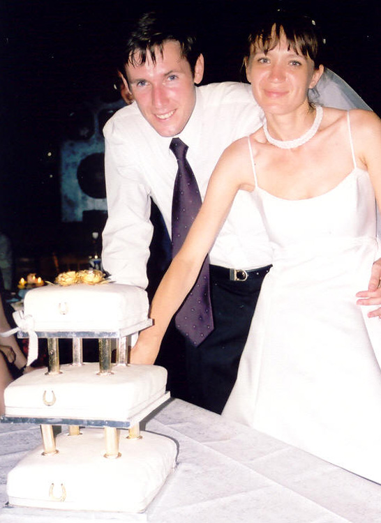 Cutting Wedding Cake (112 kb)