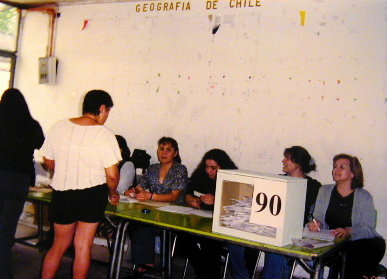 A table (mesa) at the polling place where Mnica worked