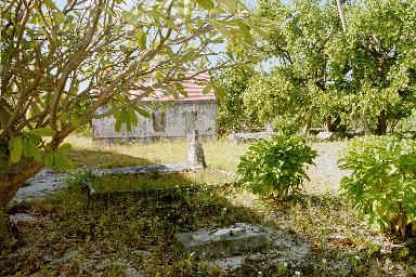 Fakarava cemetary  (25540 bytes)