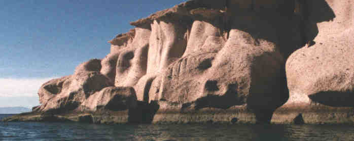 Isla Partida sandstone cliffs (15491 bytes)