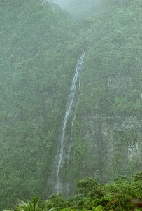 Moorea waterfall  (13256 bytes)