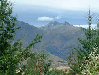 Mountain overlooking Arrowtown (13466 bytes)