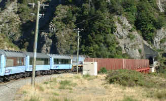 Arthurs Pass train going over Staircase viaduct (12196 bytes)