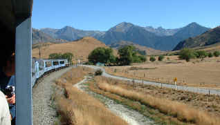 Arthurs Pass train on curve (8390 bytes)