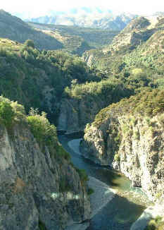 Waimakariki gorge (14052 bytes)