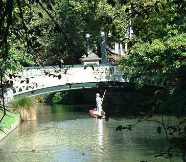 Punting along the Avon (26098 bytes)