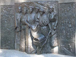 Women voters memorial (10814 bytes)