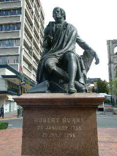 Robbie Burns statue (12763 bytes)