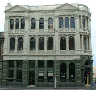 Dunedin queens court building (13021 bytes)