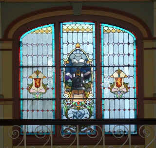 Train station stained glass window (19587 bytes)