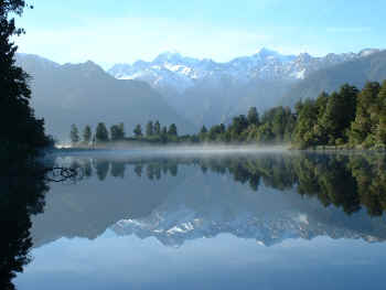 Mount Cook reflection in Lake Matheson (8872 bytes)