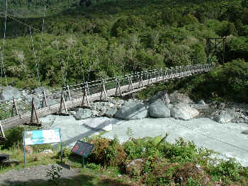 another swing bridge (20170 bytes)