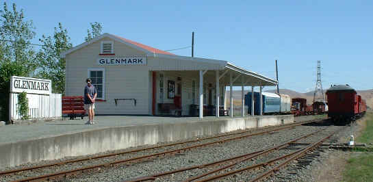 Glenmark train station  (20532 bytes)