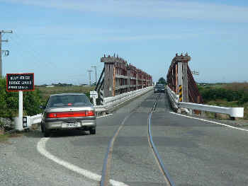 Haratika single lane bridge shared with train tracks  (10932 bytes)