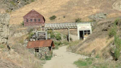 Kawarau mine buildings (13182 bytes)