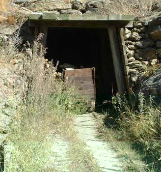 mine entrance with ore cart (21690 bytes)