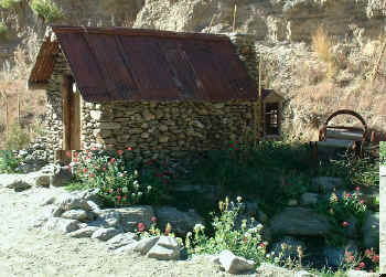 Chinese miners hut (17449 bytes)